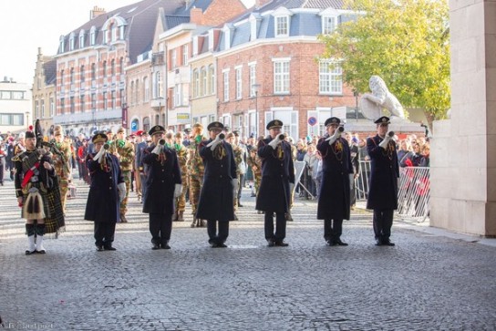 Des musiciens d'honneur en uniforme jouent de la trompette lors d'une cérémonie commémorative organisée en ville en présence du public. (agrandir la photo)